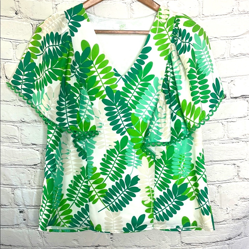 Jade Green Leaf Print Short Sleeve V-Neck Top Size Small Excellent Condition